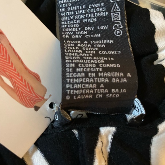 Black and White Chevron Dress by Chelsea and Theodore size Medium - Picture 6 of 6